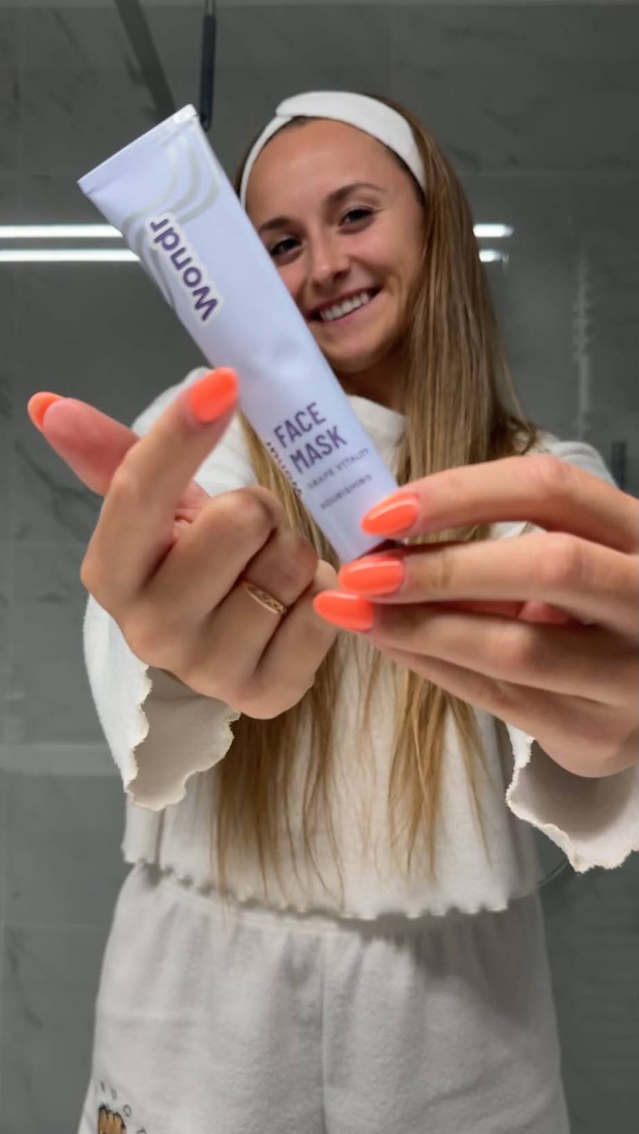 Yana toont de face mask van Wonder