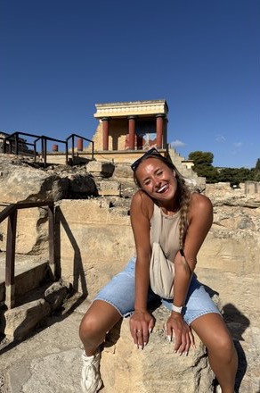 Yana bij het paleis van Knossos op Kreta