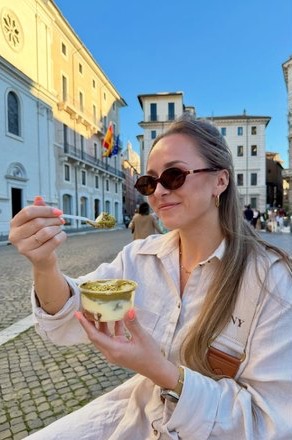 Yana met een ijsje in Rome